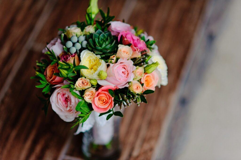 Romantic Decor Ideas with Soft White and Pink Blooms