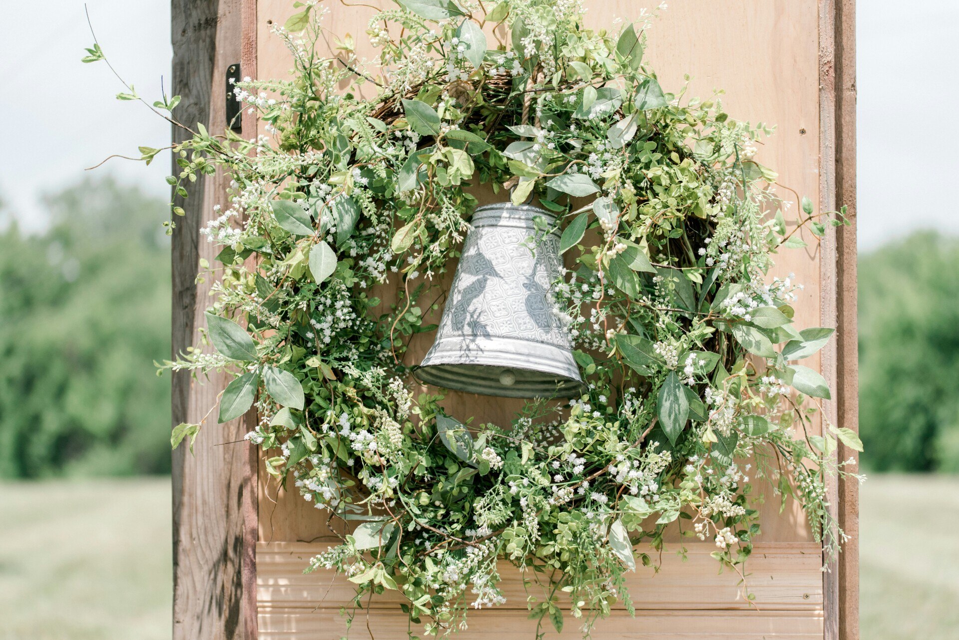 Romantic Decor Ideas with Soft White and Pink Blooms